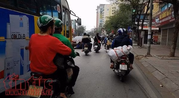 Mùng 5 Tết, dòng người đổ về Thủ đô nhưng không ùn tắc kéo dài ảnh 6