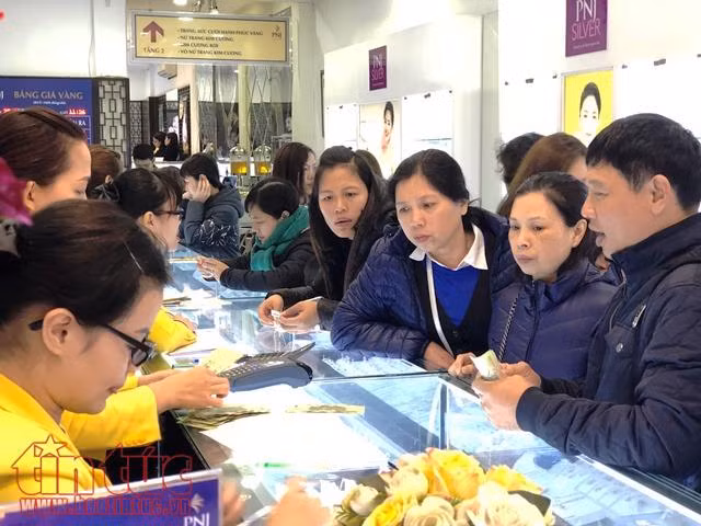 Chiều mùng 10 tháng Giêng, đông nghẹt người xếp hàng mua vàng ngày vía Thần tài ảnh 8