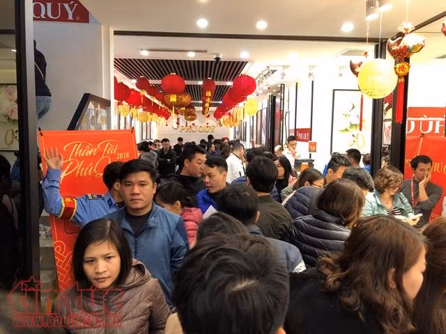 Chiều mùng 10 tháng Giêng, đông nghẹt người xếp hàng mua vàng ngày vía Thần tài ảnh 10