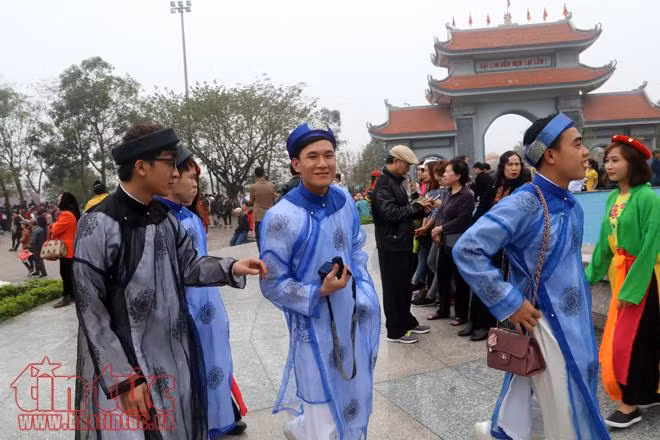 Biển người đổ về hội Lim nghe quan họ ảnh 14