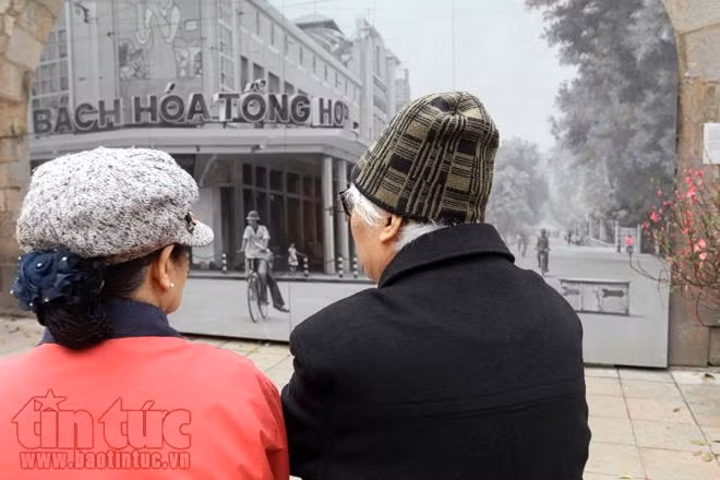 Dân Hà Nội đổ xô 'check-in' phố bích họa Phùng Hưng với 'song xưa, phố cũ' ảnh 6
