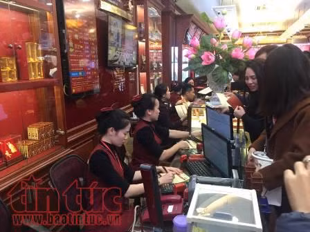 Ngày vía Thần tài: Chênh lệch mua vào - bán ra tới 800.000 đồng/lượng ảnh 2