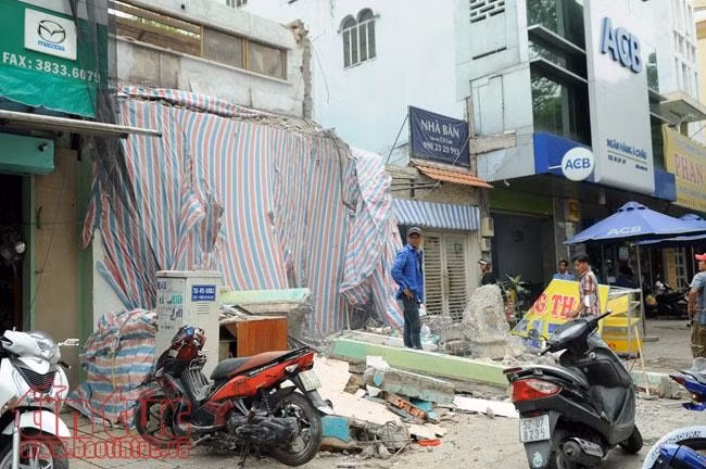 Khối bê tông nặng hàng tấn sập xuống vỉa hè tại TP Hồ Chí Minh ảnh 1