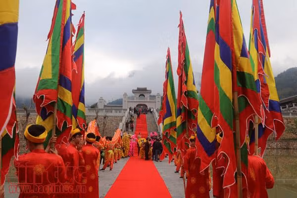 Hàng vạn người về dự lễ khai hội Xuân Yên Tử 2018 ảnh 2