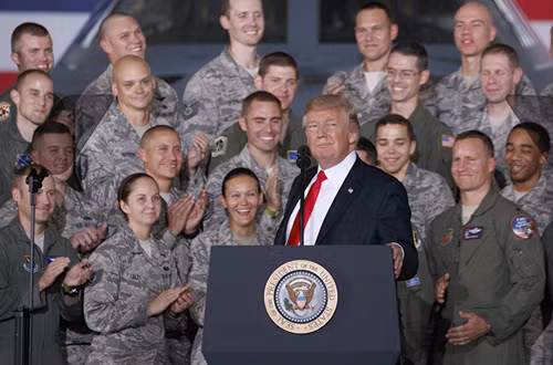Tổng thống Trump muốn tổ chức diễu binh với 'chi phí hợp lý' ảnh 1