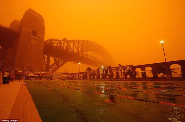 Bão bụi 'nuốt chửng' một thị trấn ở Australia ảnh 3