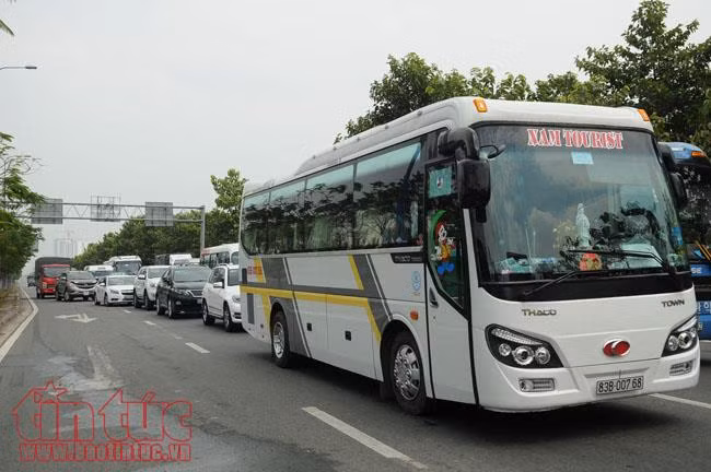 Xe khách bốc cháy dữ dội, 12 người thoát chết ảnh 5