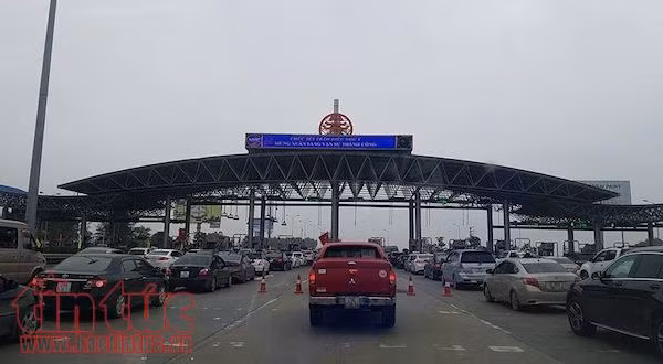 Mùng 5 Tết, dòng người đổ về Thủ đô nhưng không ùn tắc kéo dài ảnh 1