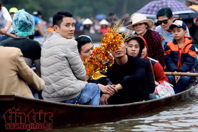 Hàng vạn người trẩy hội Chùa Hương ảnh 4