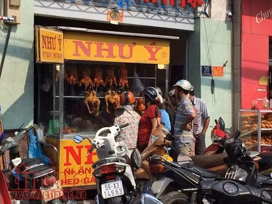 Thị trường đồ cúng ngày vía Thần Tài 'nóng' không kém vàng ảnh 1