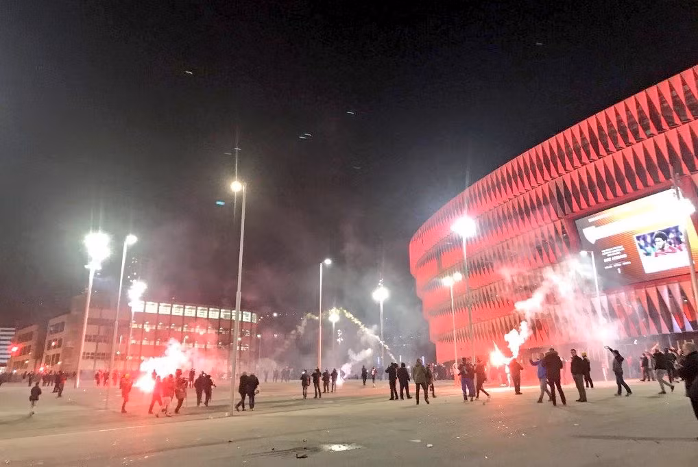Một cảnh sát Bilbao bị chết sau vụ bạo loạn cổ động viên Spartak Moscow ảnh 1