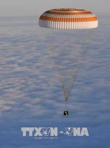 Nhóm phi hành gia của Mỹ và Nga trở về từ Trạm ISS ảnh 1