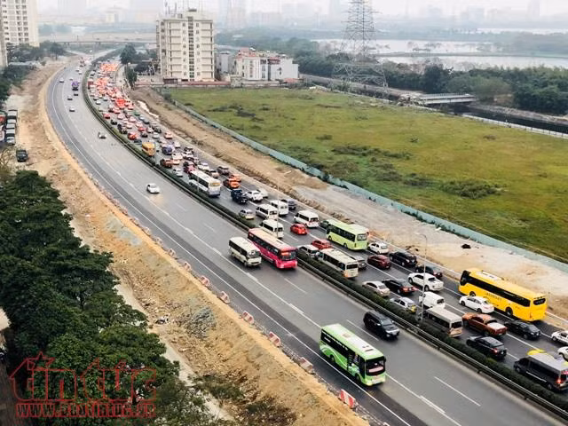 Ngày cuối nghỉ Tết Mậu Tuất: Ô tô kéo dài hàng km trên cao tốc Pháp Vân ảnh 3