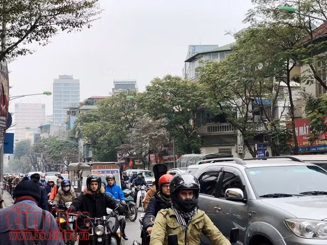 Chiều 6 Tết, cửa ngõ Thủ đô đông đúc nhưng không ùn tắc ảnh 4
