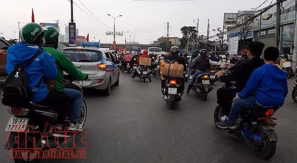 Mùng 5 Tết, dòng người đổ về Thủ đô nhưng không ùn tắc kéo dài ảnh 5