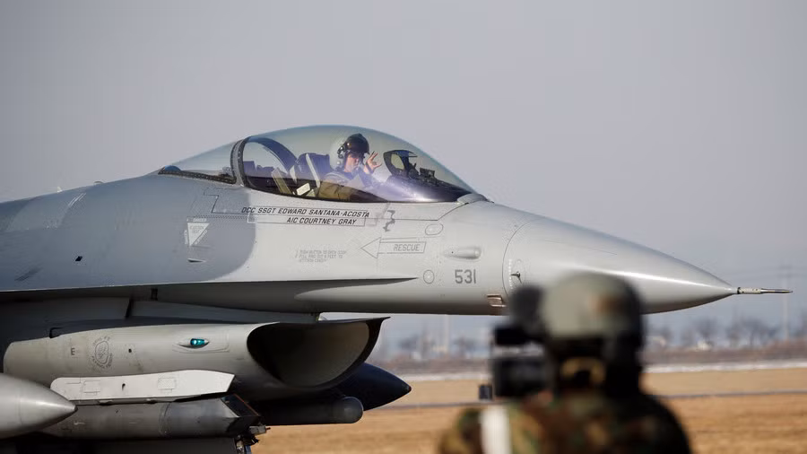 Cháy động cơ, F-16 Mỹ xả vội nhiên liệu xuống hồ, thoát về căn cứ tại Nhật ảnh 1