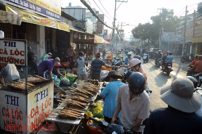 Cá lóc nướng đắt hàng ngày vía Thần Tài ảnh 1