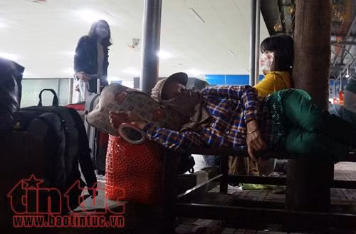 Hành khách vật vờ giữa bến xe lúc rạng sáng mùng 6 ảnh 4