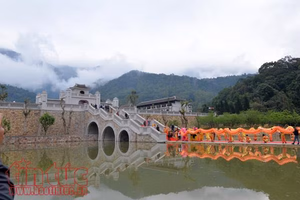 Hàng vạn người về dự lễ khai hội Xuân Yên Tử 2018 ảnh 3
