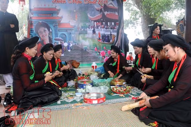 Biển người đổ về hội Lim nghe quan họ ảnh 7
