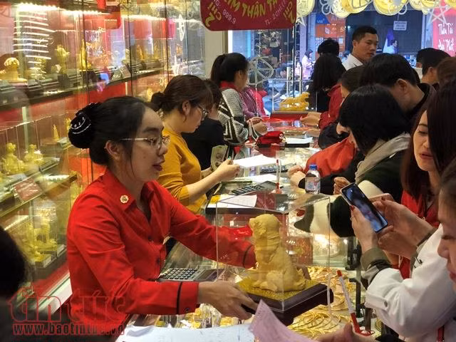 Chiều mùng 10 tháng Giêng, đông nghẹt người xếp hàng mua vàng ngày vía Thần tài ảnh 4