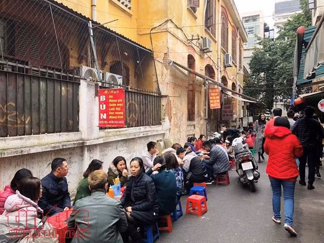 Quán vỉa hè Hà Nội tấp nập dân công sở 'giải ngấy' sau Tết ảnh 1