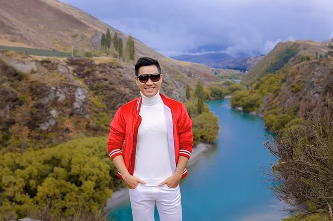 MC Nguyên Khang đưa mẹ du ngoạn vùng đất 'Chúa tể của những chiếc nhẫn' ảnh 7