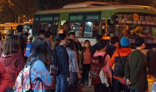 Hành khách vật vờ giữa bến xe lúc rạng sáng mùng 6 ảnh 7