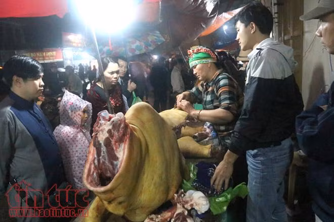 Nửa đêm, biển người đội mưa đi chợ cầu may ảnh 8