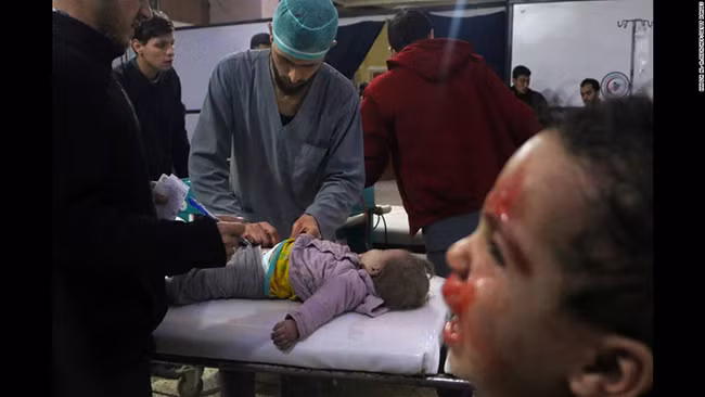 Xót xa cảnh người Syria mắc kẹt trong 'tử địa' Đông Ghouta sau cơn mưa bom ảnh 4