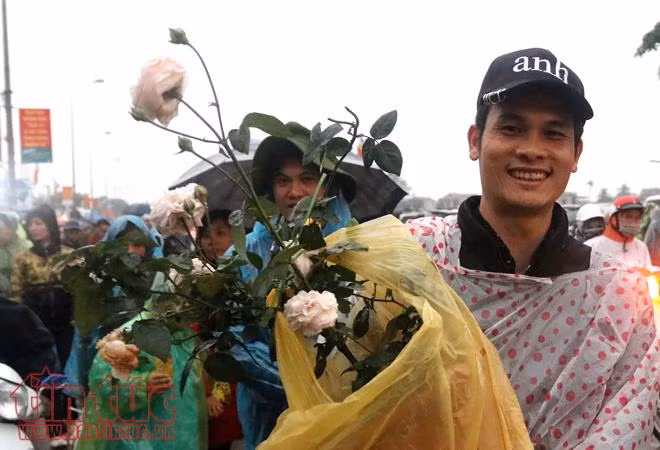 Nửa đêm, biển người đội mưa đi chợ cầu may ảnh 12