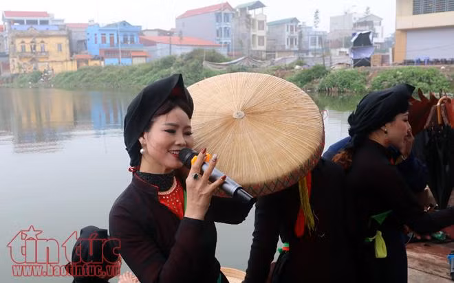Biển người đổ về hội Lim nghe quan họ ảnh 9