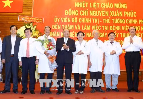 Thủ tướng thăm, chúc mừng cán bộ, nhân viên ngành Y tế nhân ngày 27/2 ảnh 1
