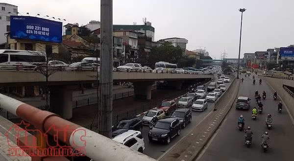 Mùng 5 Tết, dòng người đổ về Thủ đô nhưng không ùn tắc kéo dài ảnh 10