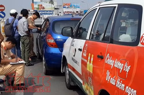 Bốn ô tô tông liên hoàn trên cầu vượt ngã tư Hàng Xanh ảnh 2