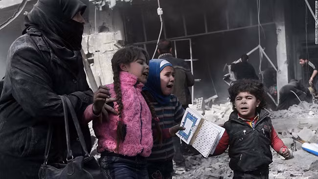 Xót xa cảnh người Syria mắc kẹt trong 'tử địa' Đông Ghouta sau cơn mưa bom ảnh 5