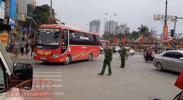 Mùng 5 Tết, dòng người đổ về Thủ đô nhưng không ùn tắc kéo dài ảnh 8