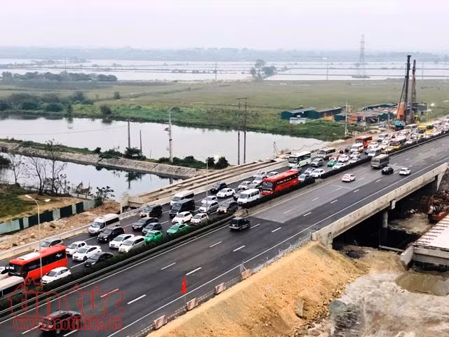 Ngày cuối nghỉ Tết Mậu Tuất: Ô tô kéo dài hàng km trên cao tốc Pháp Vân ảnh 1