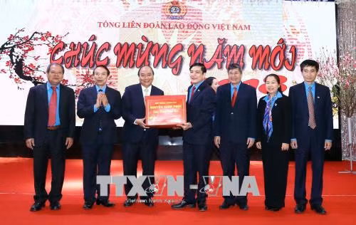 Thủ tướng Nguyễn Xuân Phúc: Tiếp tục xây dựng các thiết chế công đoàn cho công nhân ảnh 1