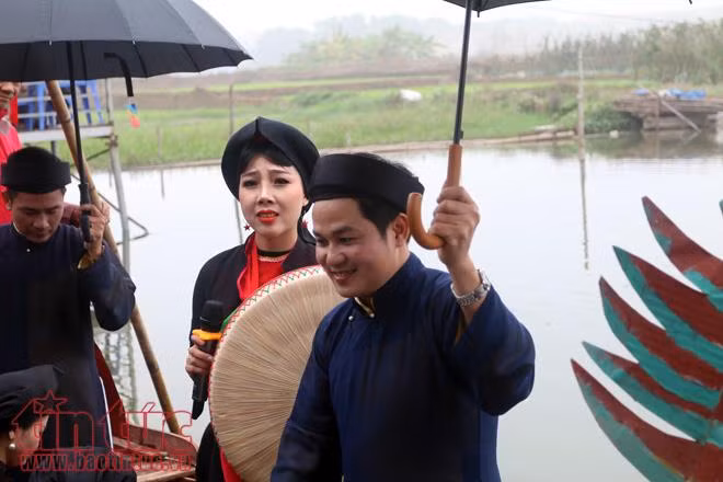Biển người đổ về hội Lim nghe quan họ ảnh 10