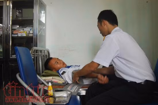 Những 'chiến sĩ áo trắng' trên đảo Trường Sa ảnh 4