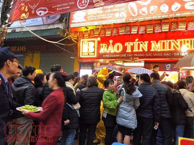 Xếp hàng mua vàng ngày vía Thần tài bất chấp mưa rét ảnh 1