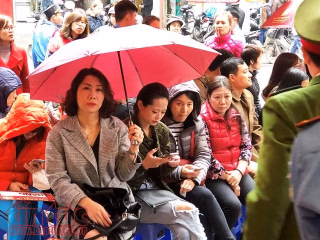 Chiều mùng 10 tháng Giêng, đông nghẹt người xếp hàng mua vàng ngày vía Thần tài ảnh 14