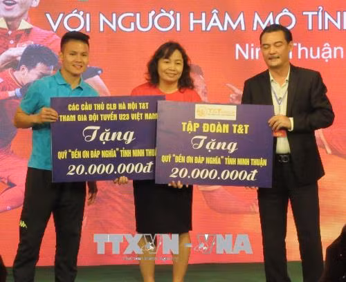 Người hâm mộ tỉnh Ninh Thuận giao lưu với các tuyển thủ U23 Việt Nam ảnh 3