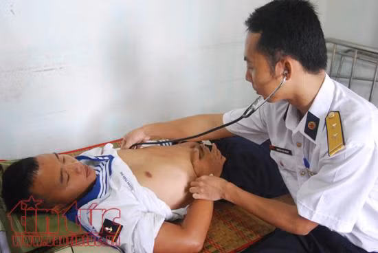 Những 'chiến sĩ áo trắng' trên đảo Trường Sa ảnh 1