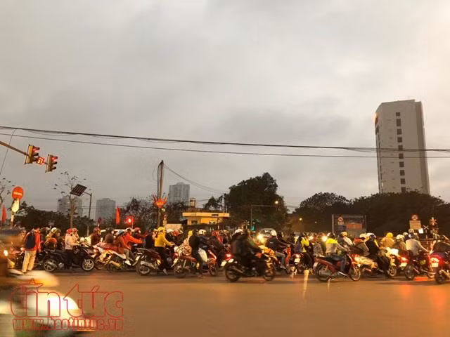 Ngày cuối nghỉ Tết Mậu Tuất: Ô tô kéo dài hàng km trên cao tốc Pháp Vân ảnh 8
