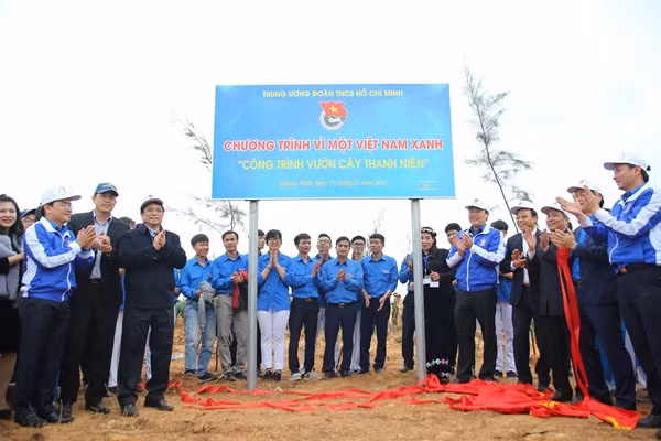 Trung ương Đoàn và Vietnam Airlines chung tay trồng 11.000 cây xanh rừng chắn sóng ảnh 1