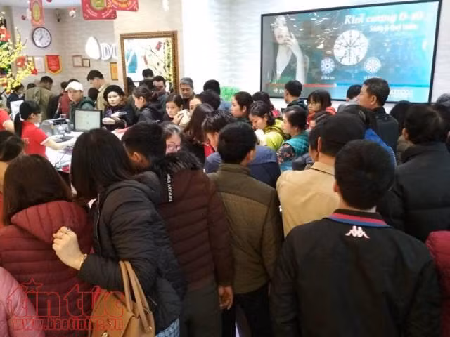 Xếp hàng mua vàng ngày vía Thần tài bất chấp mưa rét ảnh 6