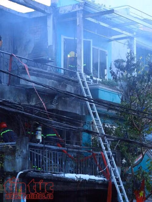 Chủ nhà đi chơi Tết, lửa thiêu rụi căn nhà hai tầng ảnh 2