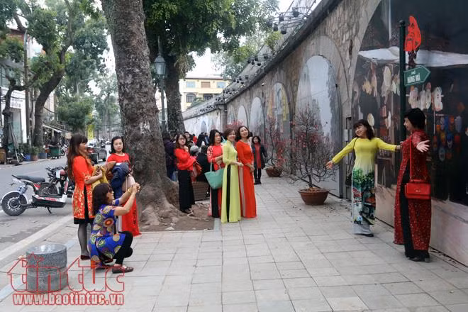 Dân Hà Nội đổ xô 'check-in' phố bích họa Phùng Hưng với 'song xưa, phố cũ' ảnh 1